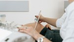 Врач рассказал, можно ли прививаться от COVID-19 беременным и кормящим