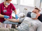 Сдавать кровь по действующему законодательству разрешается с 18 лет и до того, пока есть силы, и нет заболеваний. 